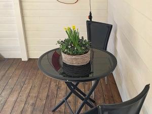 uma mesa de vidro com um cesto de flores em 6 person holiday home in Urangsv g em Steinsbø