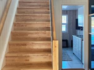 uma escada numa casa com degraus de madeira em 6 person holiday home in Urangsv g em Steinsbø