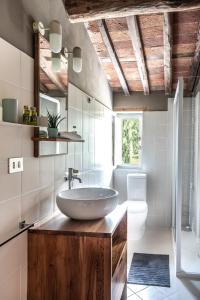 Kúpeľňa v ubytovaní Casale rinnovato immerso nella campagna con splendida piscina privata