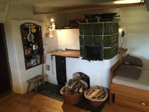 een kleine kamer met een kleine keuken met een fornuis bij Chalupa U Vincků in Stachy