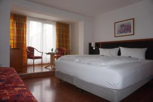 Un pat sau paturi într-o cameră la Hotel Am Schloss Aurich