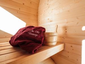 una toalla roja sentada en un estante de una sauna en The Old Vicarage en Hereford