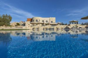 Bazén v ubytovaní Orelia Cretan Deluxe Apartments alebo v jeho blízkosti
