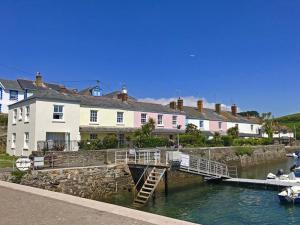 een huis en een steiger met een boot in het water bij 3 Church Hill House in Salcombe