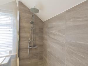 een badkamer met een douche en een tegelwand bij 3 Church Hill House in Salcombe +21 foto's