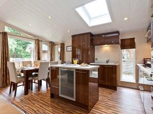Cucina o angolo cottura di Beech Hill Lodge Beech Hill 9 at Fallbarrow Park Altre 12 foto