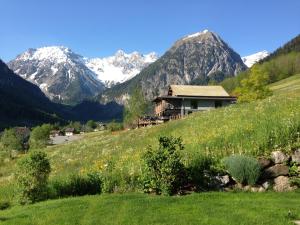 una casa en una colina con montañas en el fondo en Bellavista, en Brand