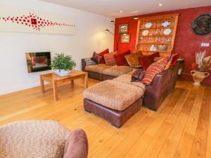 Sala de estar con 2 sofás y mesa en Stonegarth Mews en Ambleside