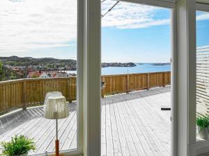 Rönnängにある2 person holiday home in R nn ngの家のバルコニーから海の景色を望めます。