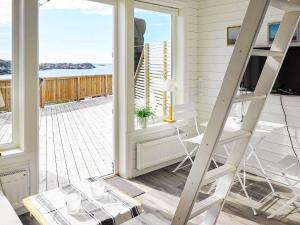 een veranda met een ladder en uitzicht op de oceaan bij 2 person holiday home in R nn ng in Rönnäng