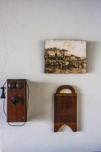 una pintura de un tren en una pared junto a un reloj en Doña Mara Gastro Hotel, en Bocas Town