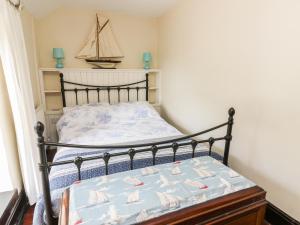 Un pat sau paturi într-o cameră la 2 Graig Cottages