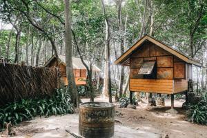 ein Baumhaus mitten im Wald in der Unterkunft Sunset Bungalow Koh Chang Ranong in Koh Chang Ranong