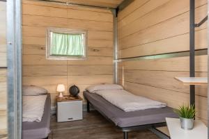 מיטה או מיטות בחדר ב-Oktoberfest Wiesn Camp Lodge