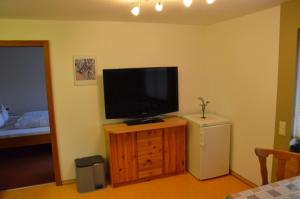 sala de estar con TV en un armario de madera en apart-berg-zeit, en Kauns