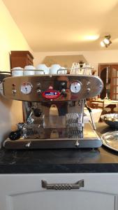 eine Kaffeemaschine auf einer Theke in der Unterkunft B&B Ad un passo dal Cielo in Pietrasecca