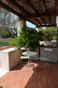 - une table et deux chaises sur la terrasse dans l'établissement Apulia Victor Country Hotel, à Alberobello