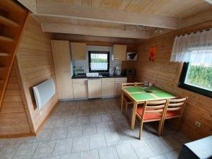 a kitchen with a table and chairs in a room at Ferienhaeuser Auszeit am Grossen Labussee in Userin
