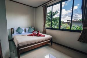 Un ou plusieurs lits dans un hébergement de l'établissement Phra Ae Apartments