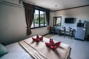 Μια τηλεόραση ή/και κέντρο ψυχαγωγίας στο Phra Ae Apartments