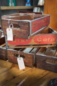 stos drewnianych pudeł z tabliczkami cenowymi w obiekcie The little Club Getaway at The Hay Barn w mieście Lidgetton