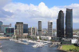 een uitzicht op een stad met boten in een haven bij Pars Apartments - Collins Wharf Waterfront, Docklands in Melbourne