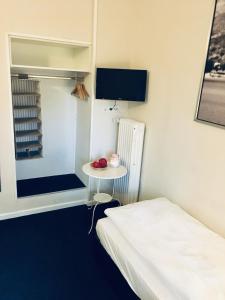 a room with a bed and a small table at Arcade Hotel & Hostel Hamburg in Hamburg