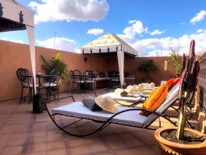 馬拉喀什的住宿－Marrakech - Riad Zouaki，一个带桌椅的庭院和一个凉亭