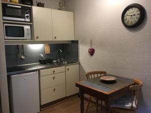 Kuchyň nebo kuchyňský kout v ubytování Appartement chamonix face au mont blanc + 20 fotografií