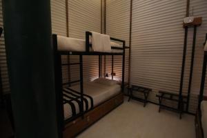 Ein Bett oder Betten in einem Zimmer der Unterkunft Lost & Found Hostels - Mandaramnuwara