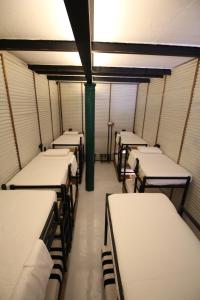 Ein Bett oder Betten in einem Zimmer der Unterkunft Lost & Found Hostels - Mandaramnuwara