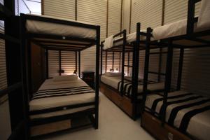 Ein Bett oder Betten in einem Zimmer der Unterkunft Lost & Found Hostels - Mandaramnuwara