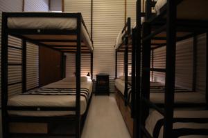 Ein Bett oder Betten in einem Zimmer der Unterkunft Lost & Found Hostels - Mandaramnuwara