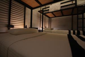 Ein Bett oder Betten in einem Zimmer der Unterkunft Lost & Found Hostels - Mandaramnuwara