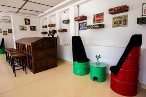 Ein Sitzbereich in der Unterkunft Lost & Found Hostels - Mandaramnuwara
