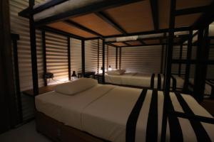 Ein Bett oder Betten in einem Zimmer der Unterkunft Lost & Found Hostels - Mandaramnuwara