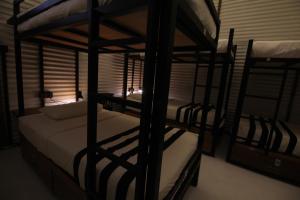 Ein Bett oder Betten in einem Zimmer der Unterkunft Lost & Found Hostels - Mandaramnuwara