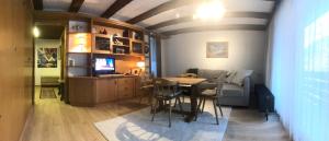 sala de estar con mesa y sofá en APARTMENT CLUBHOTEL, en Seefeld in Tirol