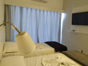 En eller flere senge i et værelse på Florinn Praia Hotel