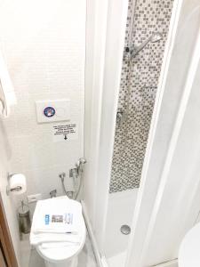 A bathroom at Grandis Rooms