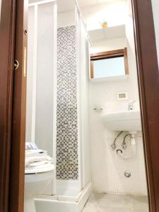 A bathroom at Grandis Rooms
