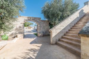 een toegang tot een gebouw met een stenen trap bij Villa Niraclò by Raro Villas in Carovigno
