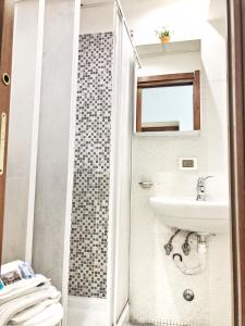 A bathroom at Grandis Rooms Még 37 kép