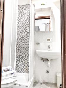 A bathroom at Grandis Rooms