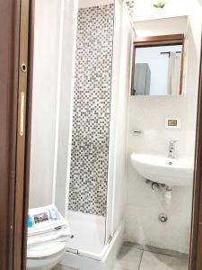 A bathroom at Grandis Rooms