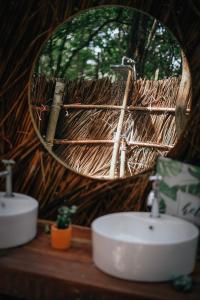 Baño con 2 lavabos y espejo en Sunset Bungalow Koh Chang Ranong en Koh Chang