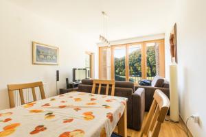 ein Wohnzimmer mit Tisch und Couch in der Unterkunft Apartmani El Tarik in Bjelašnica