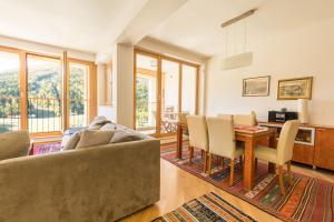 ein Wohnzimmer mit Sofa und Tisch in der Unterkunft Apartmani El Tarik in Bjelašnica