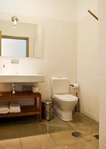 een badkamer met een toilet en een wastafel bij Casa de Vila Cete in Alpendurada
