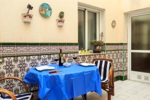 una mesa con un mantel azul en el patio en La Casa Viva. Alojamiento responsable y sostenible., en Vélez Blanco